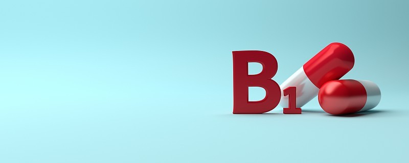 维生素b1硫胺素字母和两个红白药丸在蓝色的背景