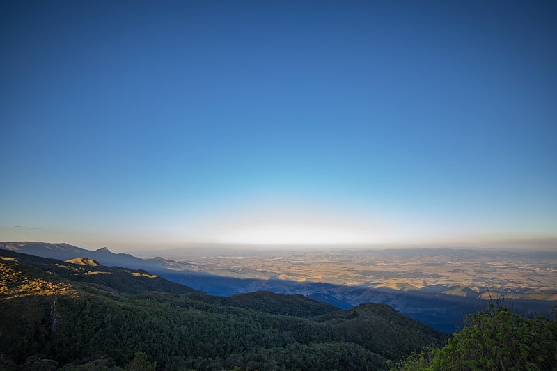 山和湖的全景