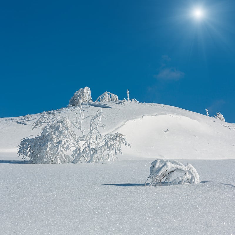 冬季山地雪景