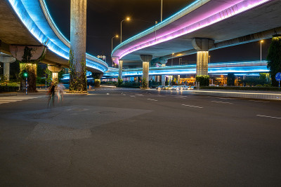 中国南京的立交桥和高速公路在夜晚闪闪发光