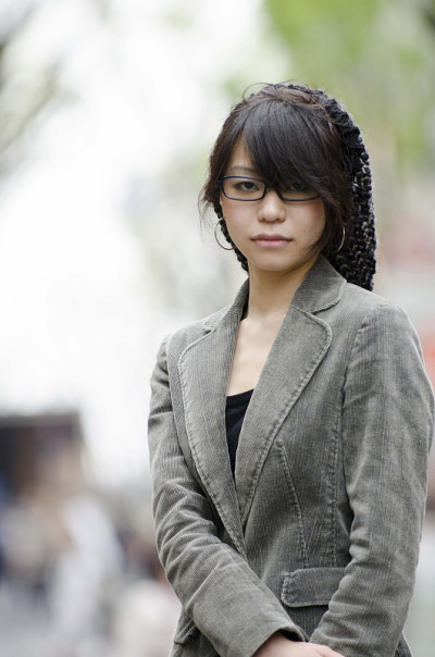 日本女孩在东京街头拍照