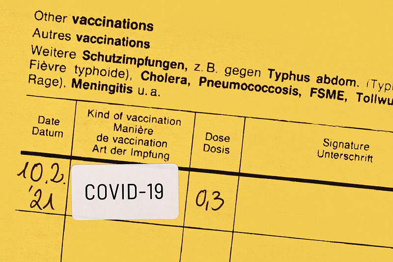 带有COVID-19疫苗贴纸的疫苗接种证书