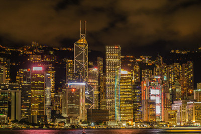 从维多利亚港眺望香港夜景