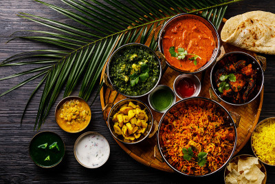 咖喱黄油鸡，帕拉克奶酪，鸡肉Tikka，印度饭，咖喱蔬菜，Papad, Dal, Palak Sab