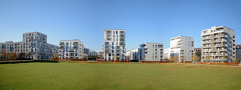 深秋的城市景观与住宅建筑
