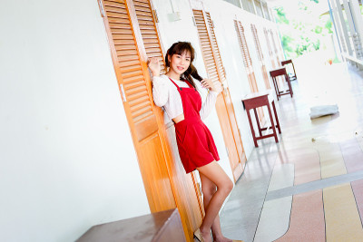 穿红围嘴的女孩