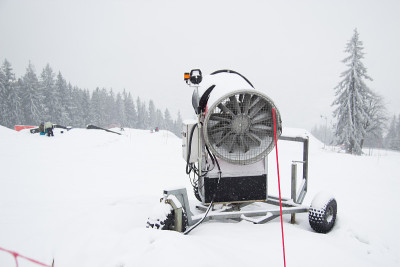 雪炮被用来覆盖一座山
