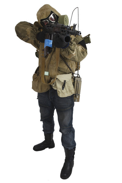 带着防毒面具和武器的跟踪者