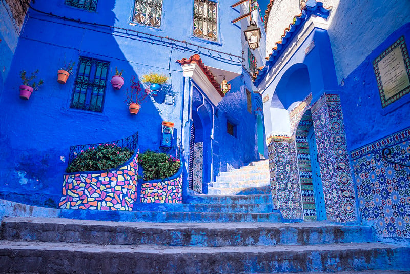 Chefchaouen，一个有着蓝色房屋和狭窄美丽的蓝色街道的城市，非洲摩洛哥