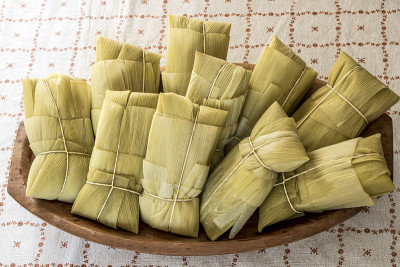 Pamonha。在巴西的木制篮子里的玉米小吃