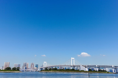 东京台场彩虹桥和蓝天