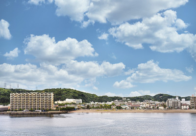 三浦半岛栗滨花公园前的栗滨海滩。
