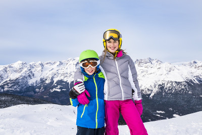 孩子们在阿尔卑斯山的高海拔滑雪坡上玩得很开心