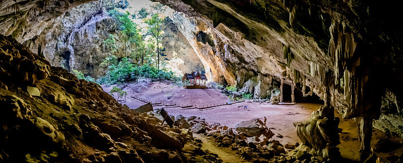 泰国帕拉雅·那空洞，Khua Kharuehat亭庙，位于泰国巴育普·基里汗Khao Sam Roi