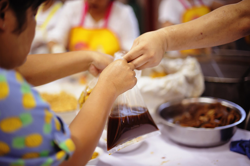 喂养的概念:用善意帮助饥饿的人