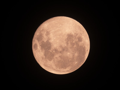 血红的满月在漆黑的夜晚