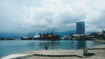 孤独的渔夫靠在海边，靠在海港边