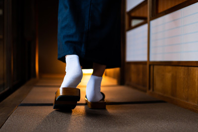日本日式传统房子和男人在和服后的特写腿脚与tabi白色袜子和得到鞋走过shoji滑动纸门和榻榻米地板