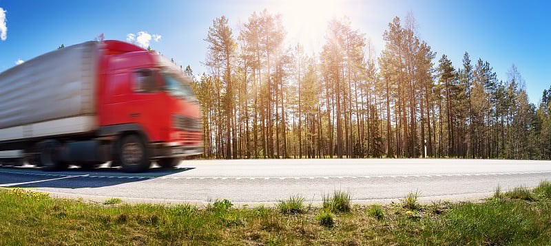 夏天在高速公路上行驶的卡车