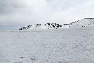 田山黑袍山路上的雪山