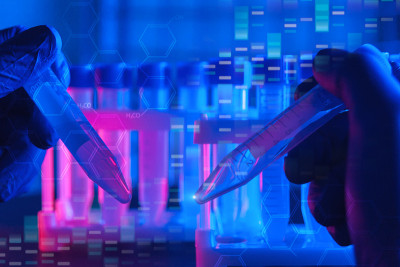 生物化学，生物医学，生物技术研究概念，医学或科学实验室，基因组测序，手握试管在红蓝色背景