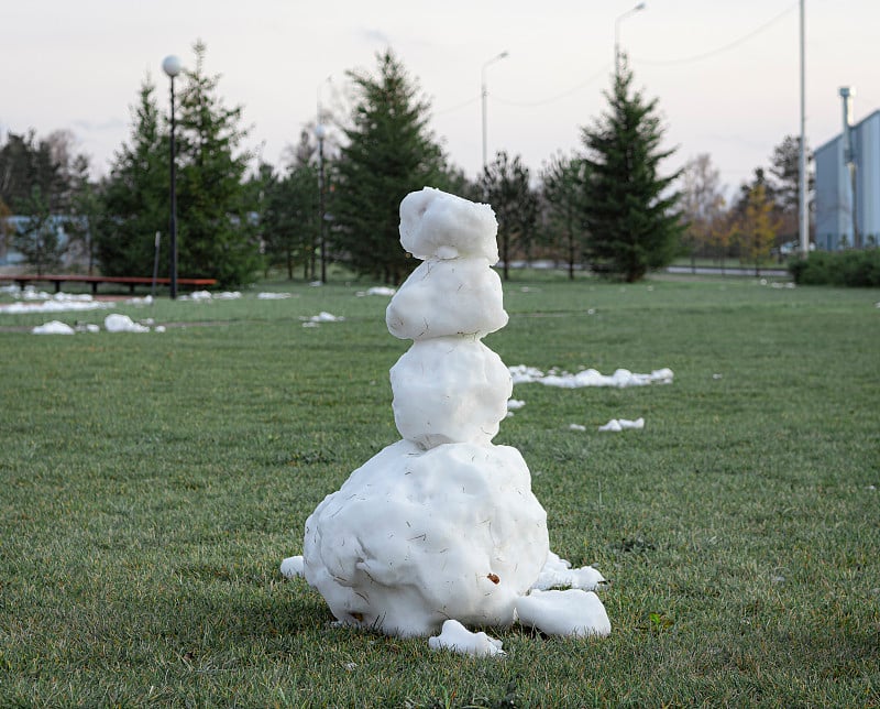 城市草地上的雪人