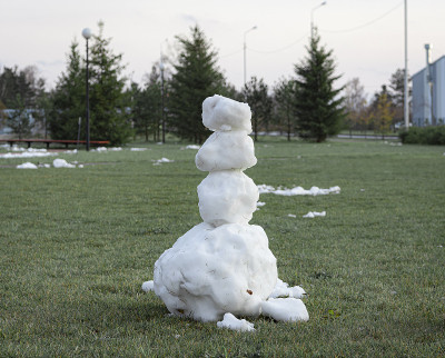 城市草地上的雪人