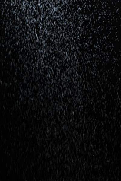 雨在黑色与运动。雨纹理。抽象的背景