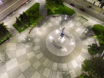 夜幕降临，乌克兰哈尔科夫城市广场。空中