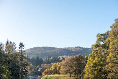 风景优美的山，森林附近的河Tummel, Pitlochry大坝作为珀斯和金罗斯的一部分。英国苏格兰