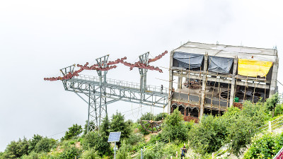 Surkanda Devi寺庙的索道正在建设中