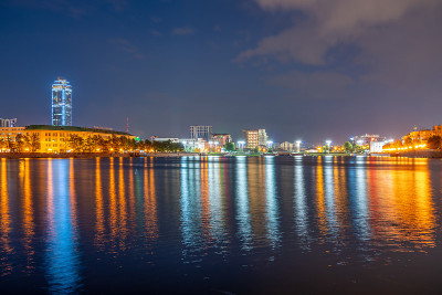 夜晚在城市中心的一个池塘上