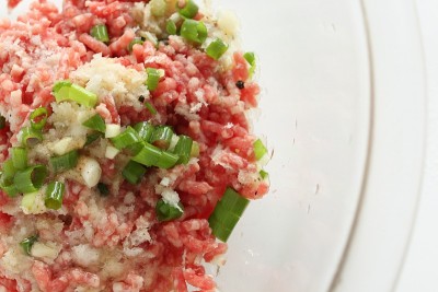 将猪肉和青葱剁碎，用于烹饪