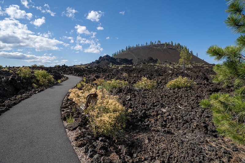 在中俄勒冈州的纽贝里国家火山纪念碑的熔岩土地上的熔岩丘，有铺好的徒步小径