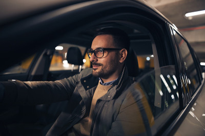 有魅力的男人在晚上开车