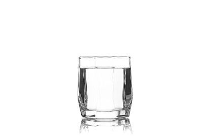 边缘装满水的玻璃杯