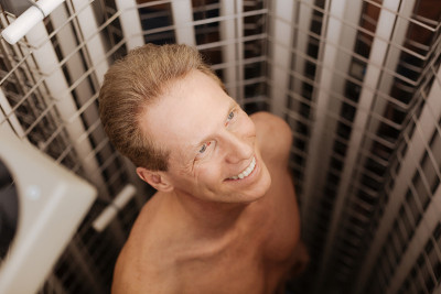很高兴有魅力的男人在晒黑