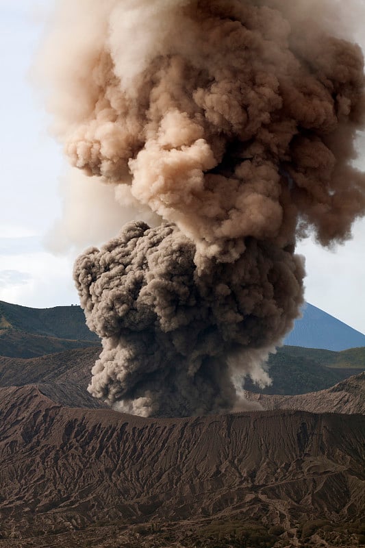 2010年火山喷发时，布罗莫火山冒出浓烟