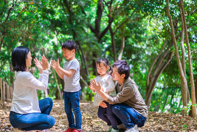一家人在森林里享受户外活动