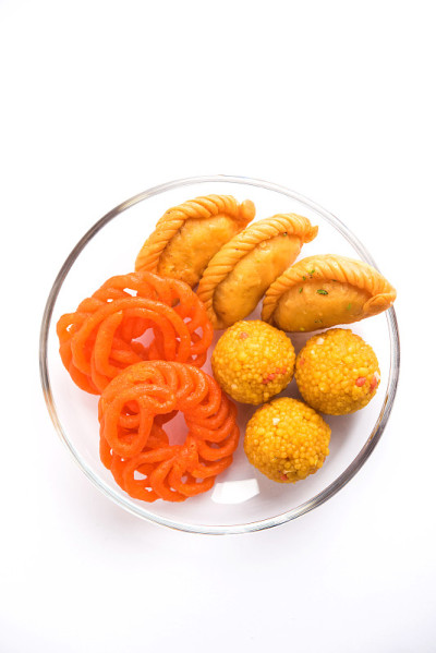 印度甜Jalebi/Imarti, Laddu和Gujiya一起在白色背景或与礼物。有选择性的重点