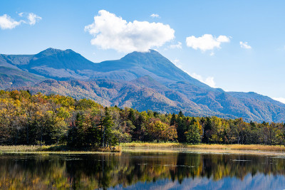 知床五湖(知床五湖)[第2湖]和知床山与秋叶，知床，北海道，日本