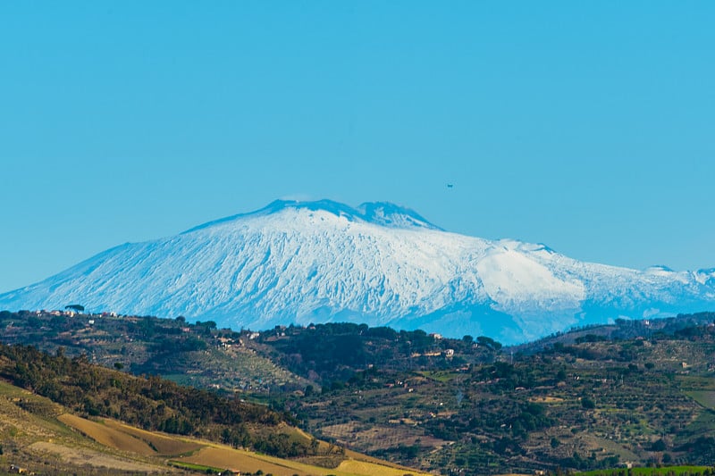 埃特纳火山从马扎里诺，卡尔塔尼塞塔，西西里岛，意大利，欧洲