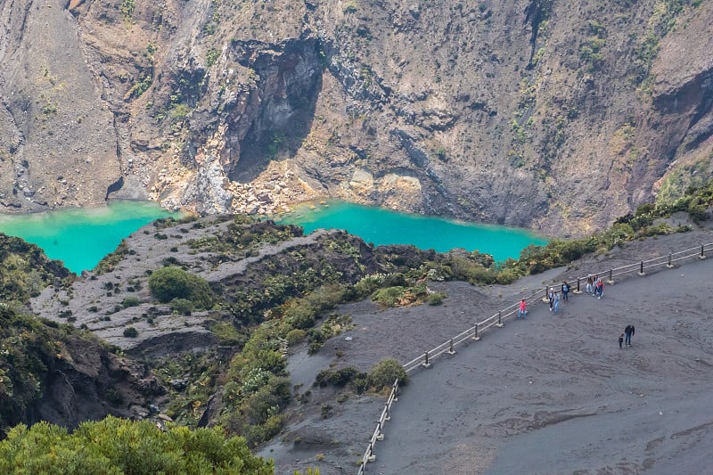 人们走过伊拉苏火山国家公园附近的火山口观看