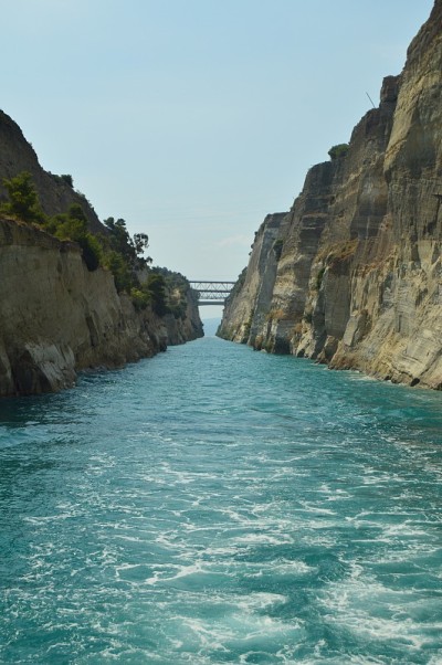 穿越科林斯运河的奇妙之旅。建筑,旅游,风景。