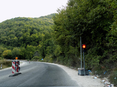 正在施工的道路上的交通灯