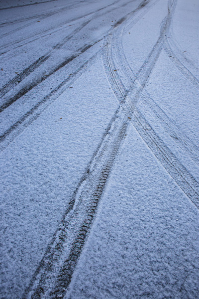 白雪上有汽车轮胎的痕迹