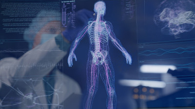 研究人类骨骼的科学家。电脑屏幕上详细的模型。剪影反射在屏幕上。未来的实验室研究
