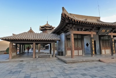 庭院建筑群——中国宝塔和周围的亭子俯瞰月牙湖。敦煌-甘肃——中国- 0668