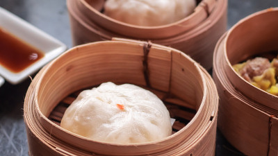 自制糖果的空白白纸包装。糖果包装模型