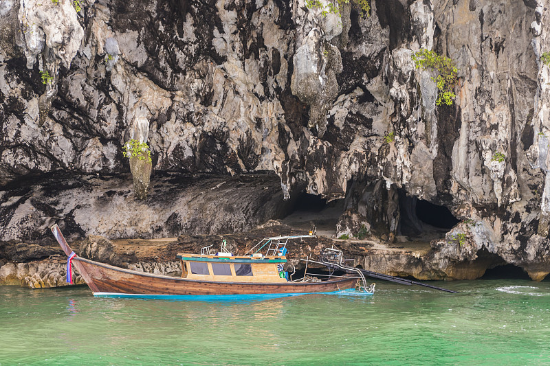 泰国潘加湾的蝙蝠洞。凤尾鱼Phang Nga。